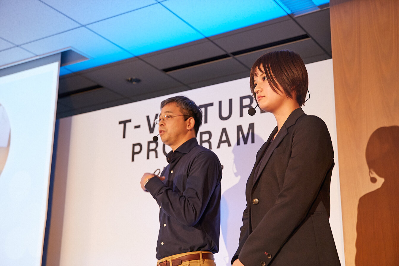 社内ビジネスコンテストで事業化が決まった時の、吉田と石井