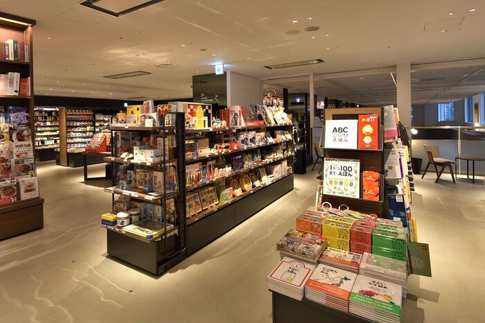 TSUTAYABOOKSTOREMARUNOUCHI_03.jpg